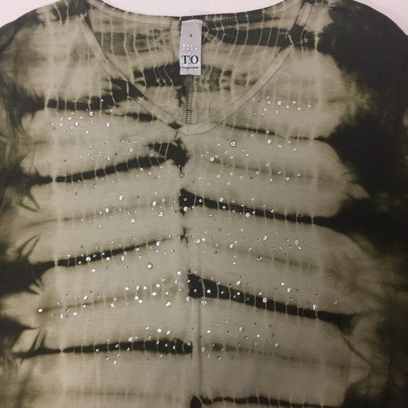 $8 SALE Thomas & Olivia Green Tie Dye Top - Picture 2 of 7